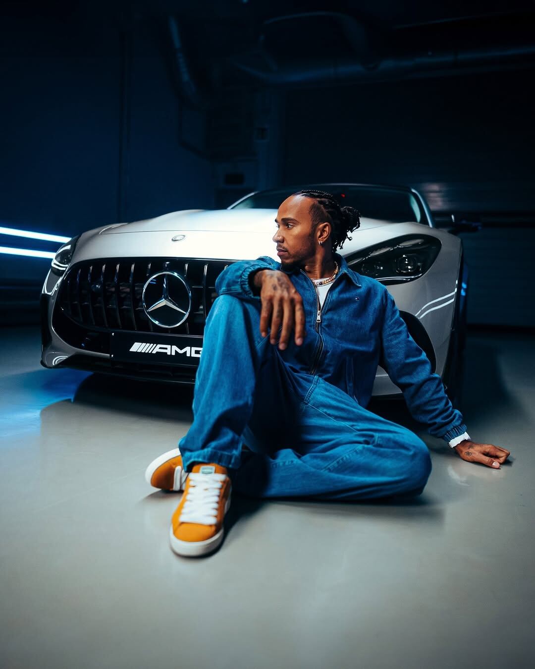 El inglés con un Mercedes-AMG, producto de su vínculo con su ex equipo en la F1 (@lewishamilton)