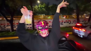 Kenia Os festejó en el Ángel de la Independencia el triunfo de México y logró pasar desapercibida