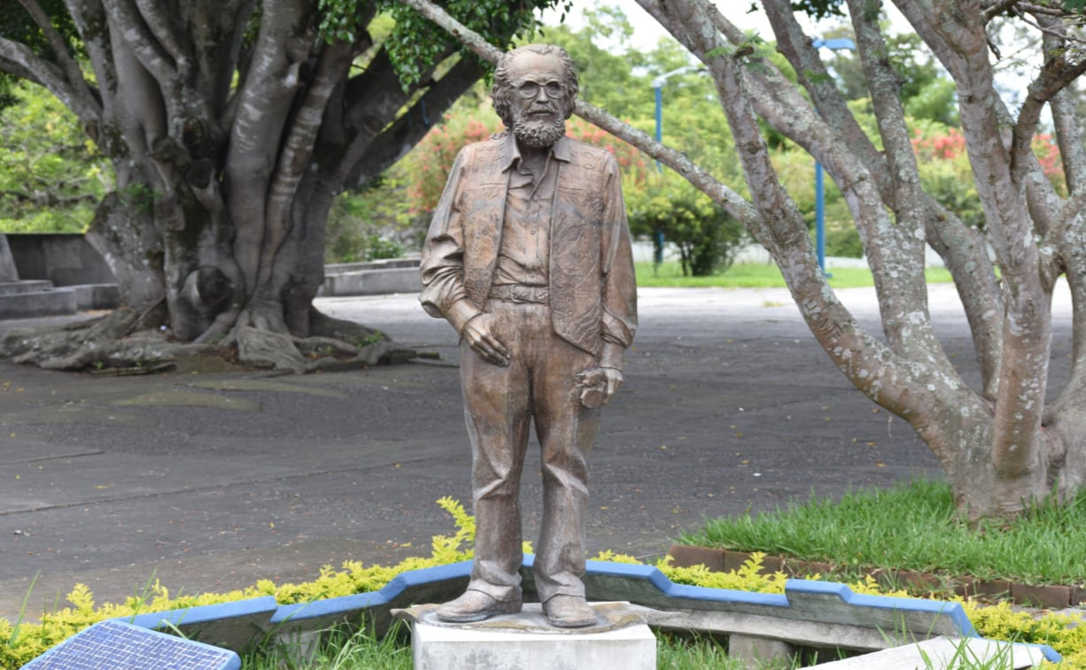 La celebración reunió a familiares, autoridades y figuras del arte nacional, resaltando la influencia del homenajeado en la arquitectura, la plástica y el desarrollo de espacios emblemáticos para Guatemala. (fotografía: Ministerio de Cultura y Deportes)