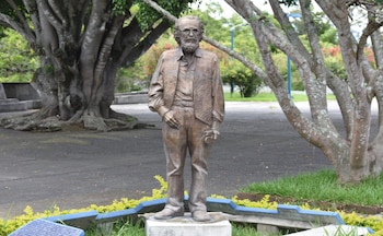 Conmemoran natalicio de Efrain Recinos en Guatemala