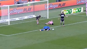 Fue a disputar una pelota, chocó contra un rival y sufrió una impactante lesión: el drama del hijo de una leyenda del fútbol