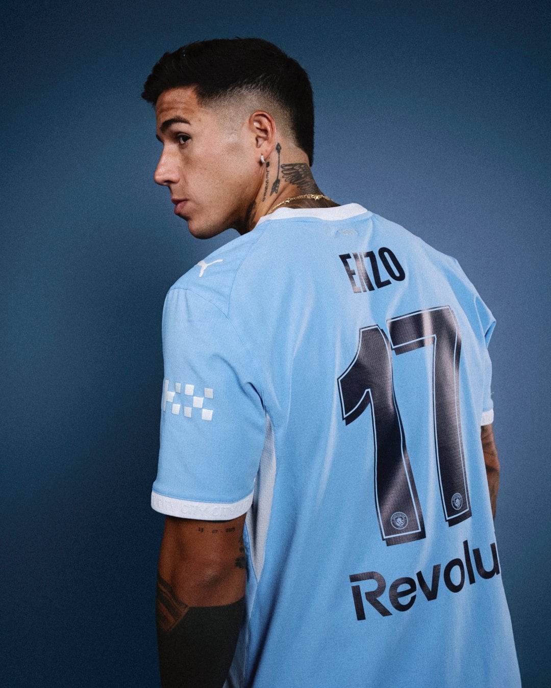 Enzo Fernández posa con la camiseta número 17 del Manchester City, su nuevo club (@ManCityES)