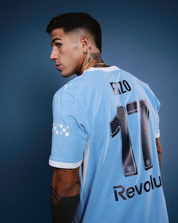 Enzo Fernández posa con la camiseta número 17 del Manchester City, su nuevo club (@ManCityES)