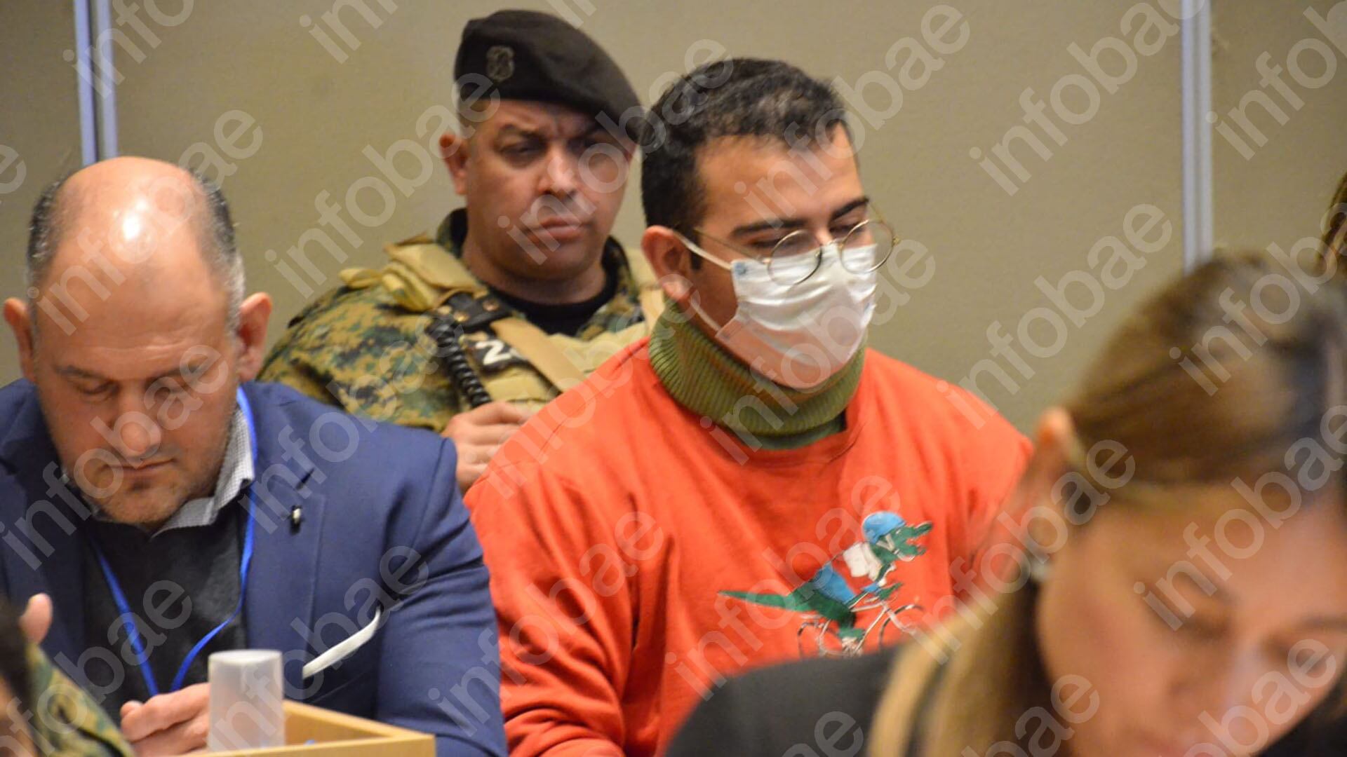 A diferencia de la primera jornada, César Sena se quitó el chaleco antibalas, pero usó un tapabocas