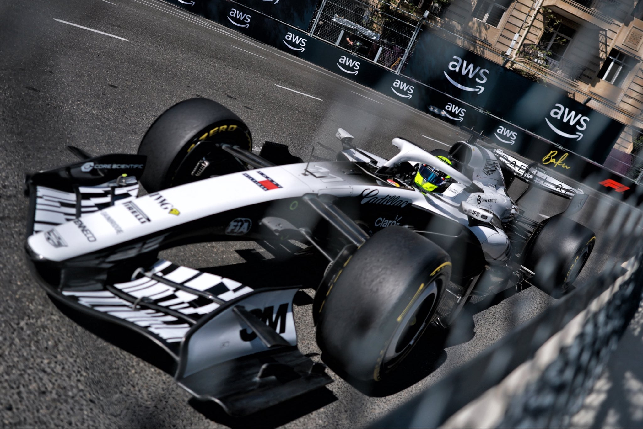 Checo Pérez sobrevive a Bakú y reafirma su dominio en el circuito de Azerbaiyán