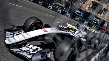 Checo Pérez evita contactar contra el muro de Azerbaiyán y confirma por qué es el rey del circuito