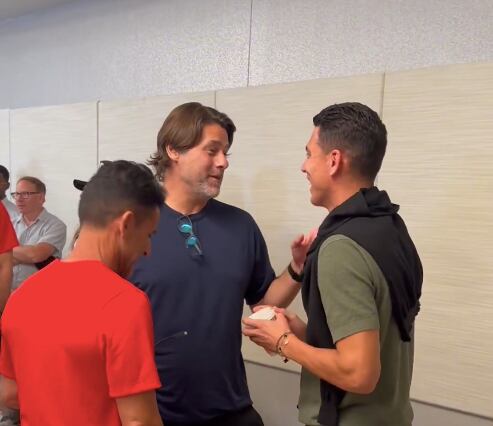 Así fue el reencuentro entre el DT y jugador. (captura de pantalla)