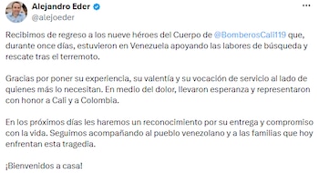El alcalde Alejandro Eder destacó la labor de los bomberos caleños y anunció un reconocimiento por su participación en la misión humanitaria. - crédito @alejoeder/X