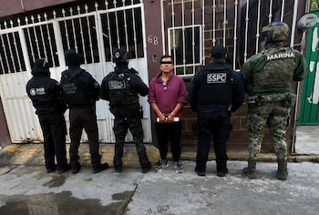 Durante las diligencias fueron aseguradas armas de fuego, cartuchos útiles, dosis de drogas sintéticas, teléfonos celulares y equipos de cómputo. (Crédito: FGJEM)