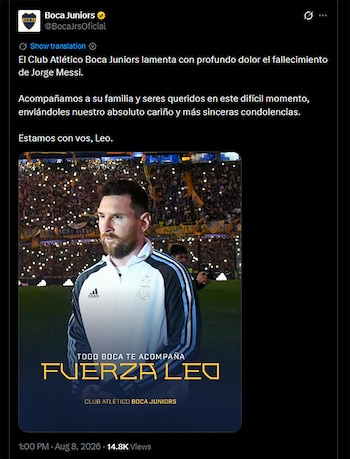 Captura de pantalla de un tuit de Boca Juniors. Contiene texto y una foto de Lionel Messi de perfil en un estadio con público iluminado y el mensaje "FUERZA LEO"