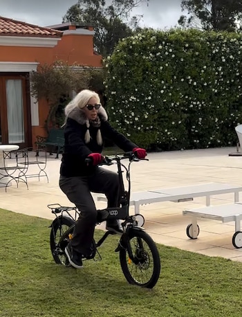 Susana Giménez mostró su nueva bicicleta y protagonizó un paseo junto a sus perros en La Mary