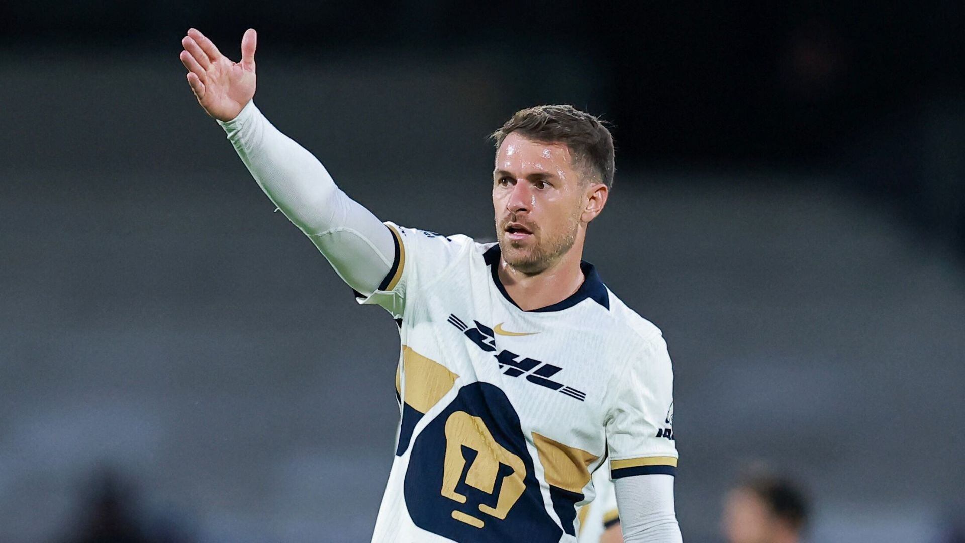 Aaron Ramsey se desvinculó de Pumas después de una breve participación, marcada por la pérdida de su perrita Halo y dificultades familiares que llevaron a su salida anticipada del club. (REUTERS)