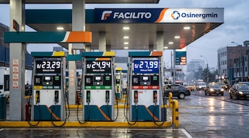 Tres surtidores con precios digitales en soles por galón bajo la marquesina de una estación con letreros de Facilito y Osinergmin.
