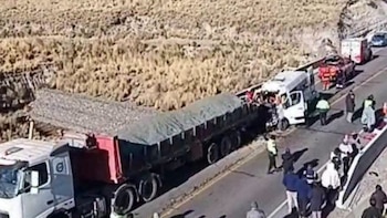 Tragedia en Cusco: 9 fallecidos por choque entre miniván y tráiler