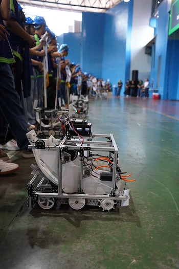 La evaluación incluyó el dominio de un segundo idioma, el análisis del manual oficial del FIRST Global Challenge y pruebas prácticas en una pista a escala. (Fotos cortesía FUSALMO)