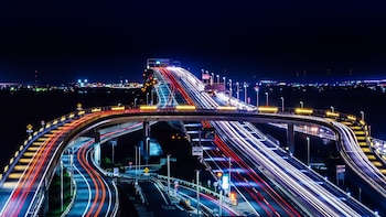 Miles de autos cruzan diariamente