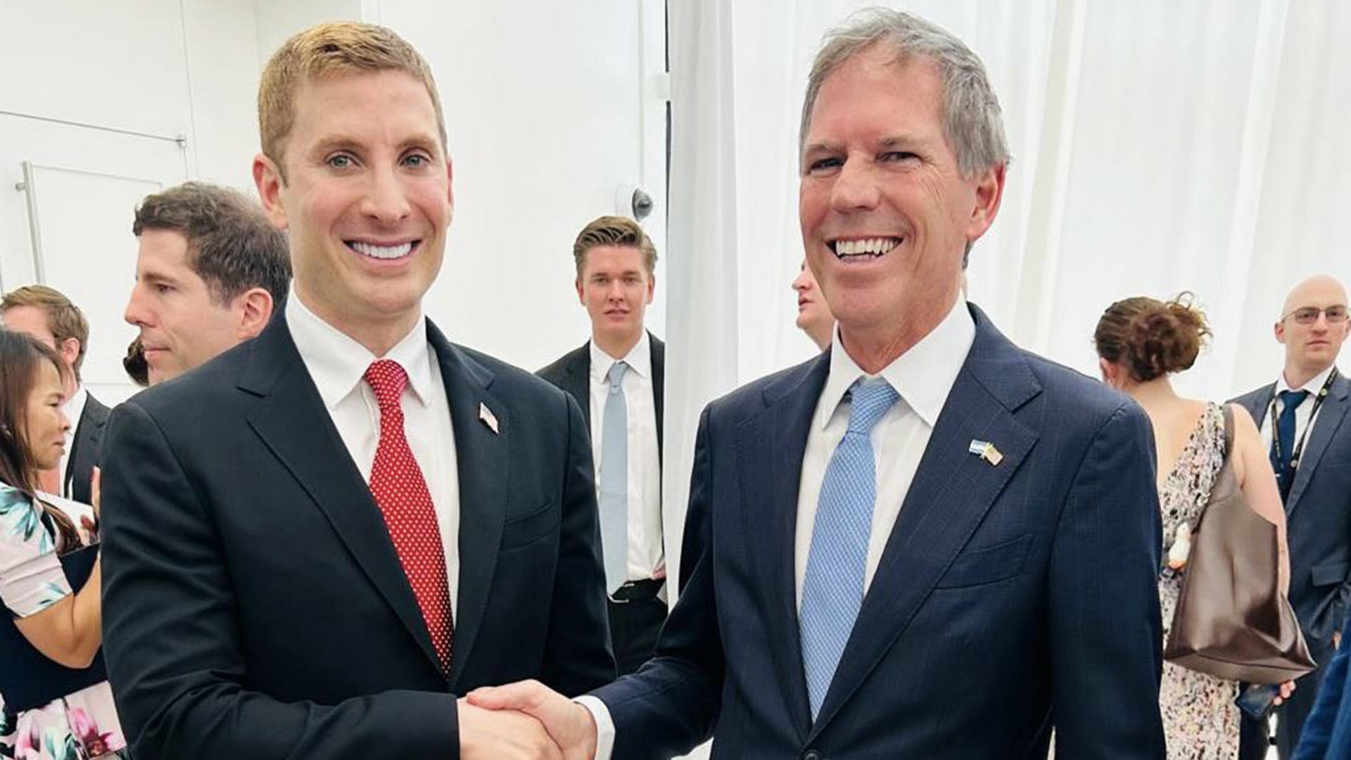 Jacob Helberg, subsecretario de Asuntos Económicos de Estados Unidos, y el embajador argentino Alec Oxenford