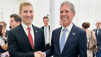 Jacob Helberg, subsecretario de Asuntos Económicos de Estados Unidos, y el embajador argentino Alec Oxenford