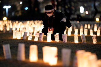 Japoneses encienden linternas de papel