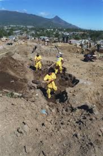 El terremoto del 13 de enero de 2001 llevó a Luis Colato a Las Colinas, donde Comandos de Salvamento realizó 48 horas de búsqueda y rescate. (Foto: cortesía)