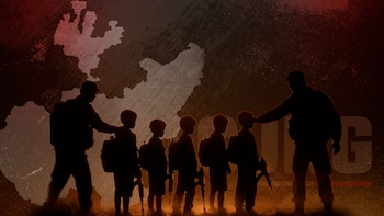 Siluetas de dos adultos y cinco niños, todos con mochilas y armas, se aprecian frente a un mapa de fondo oscuro con tonos rojizos y marrones