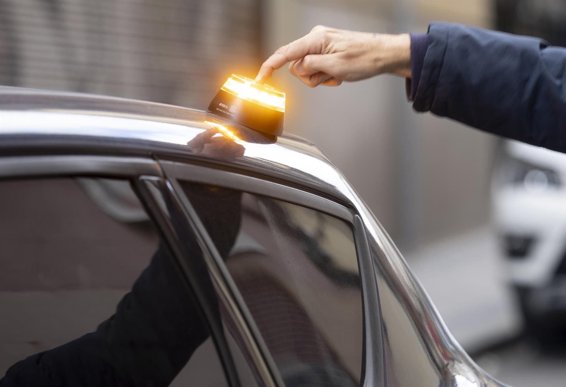 La baliza V-16 será obligatoria a partir del 1 de enero de 2026: Requisitos y cómo evitar multas de 80 euros