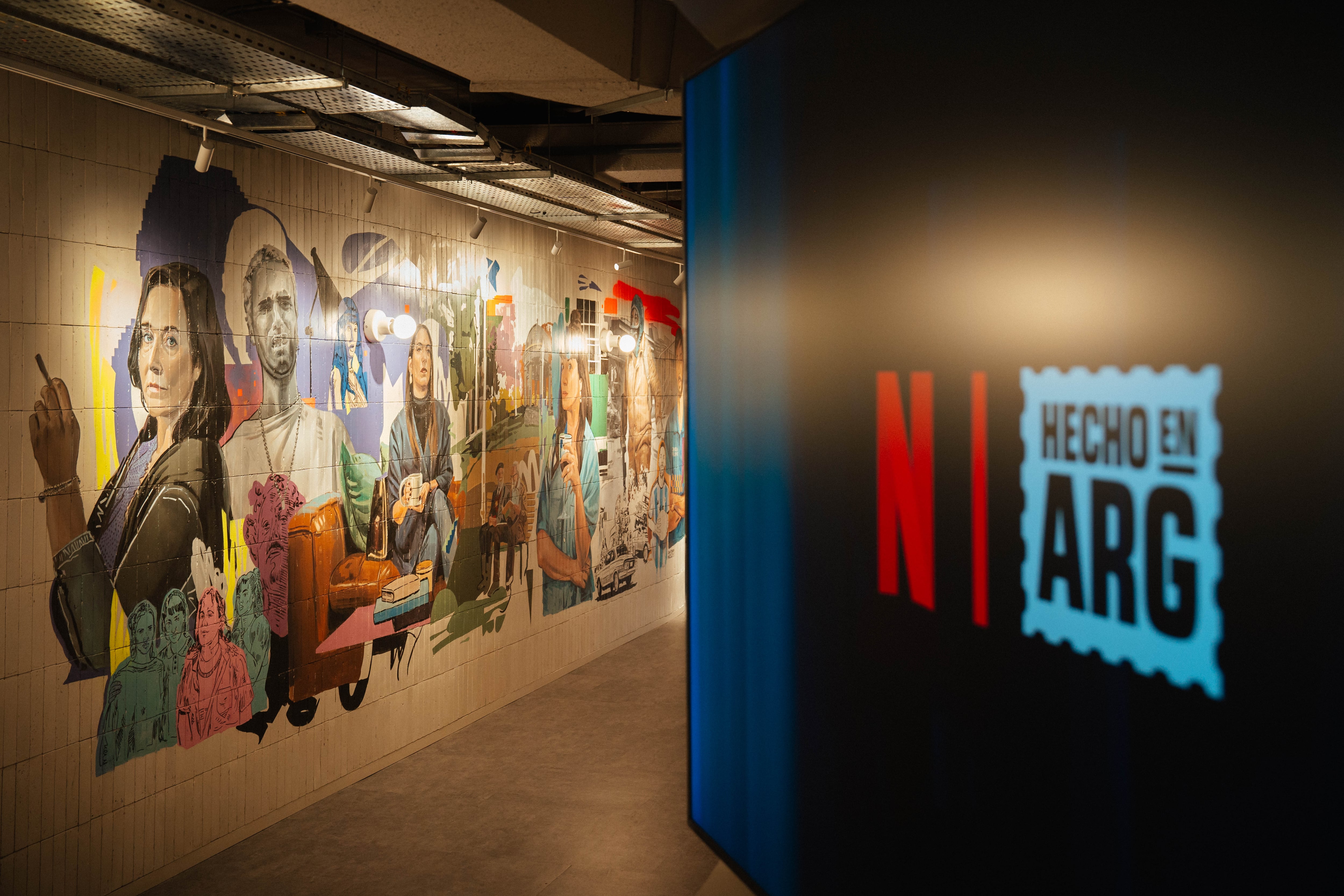El mural de las series argentinas en las nuevas oficinas de Netflix.
