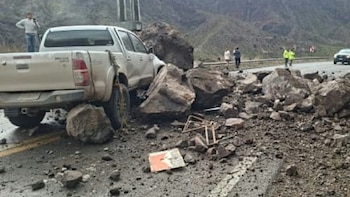 Se desprendieron rocas de un cerro en Mendoza y aplastaron una camioneta: el conductor resultó ileso