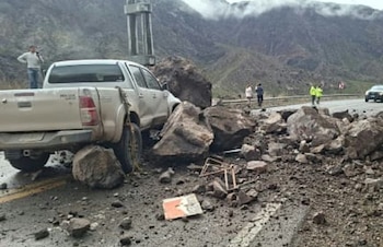 Un desprendimiento de rocas cayó sobre una camioneta en la Ruta Nacional 7 en Mendoza: el conductor resultó ileso