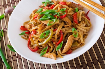 Fideos con pollo y pimientos