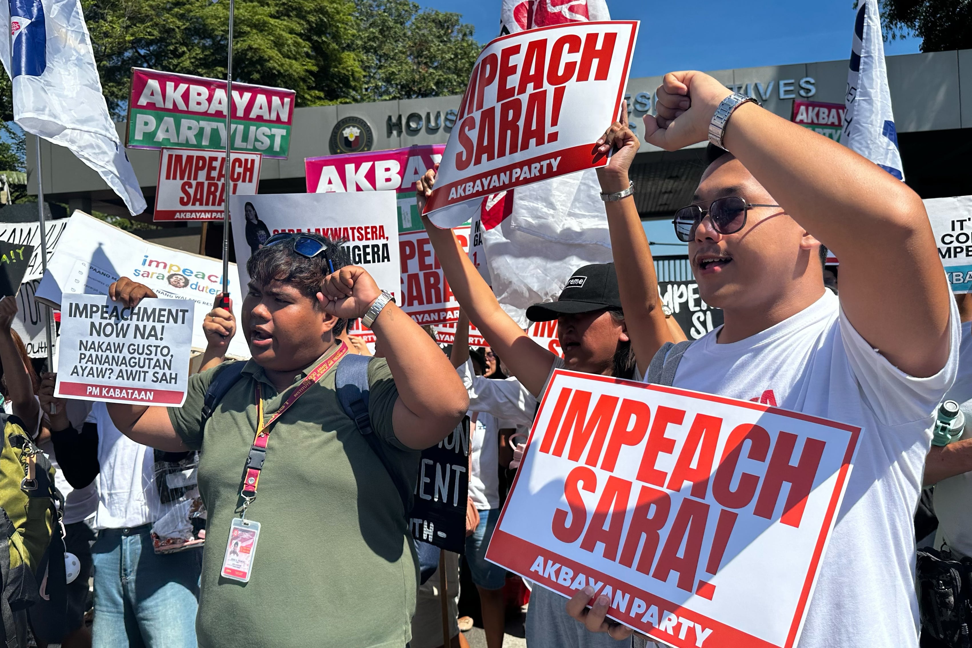 Manifestantes corean lemas durante una marcha pidiendo el juicio político de la vicepresidenta de Filipinas, Sara Duterte, ante la Cámara de Representantes en Ciudad Quezón, Filipinas, el lunes 11 de mayo de 2026. (AP Foto/Joeal Calupitan)