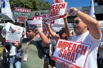 Manifestantes corean lemas durante una marcha pidiendo el juicio político de la vicepresidenta de Filipinas, Sara Duterte, ante la Cámara de Representantes en Ciudad Quezón, Filipinas, el lunes 11 de mayo de 2026. (AP Foto/Joeal Calupitan)