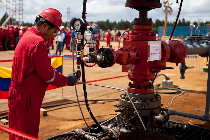 Un trabajador ajusta una válvula en un pozo de petróleo operado por la compañía petrolera estatal venezolana PDVSA. REUTERS/Carlos García Rawlins