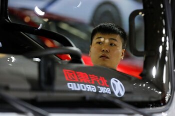 FOTO DE ARCHIVO: Un visitante