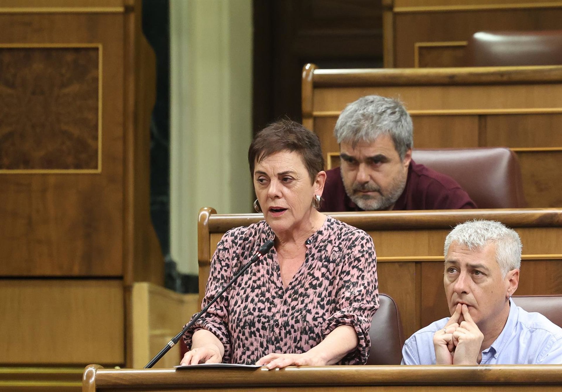 10/06/2026 La diputada de EH Bildu, Mertxe Aizpurua, y el portavoz de EH Bilud en el Congreso, Oskar Matute, en el Congreso de los Diputados, a 10 de junio de 2026, en Madrid (España). El Pleno del Congreso debate hoy las preguntas de control a Pedro Sánchez sobre Cataluña y la legislatura. También aborda interpelaciones sobre vivienda social, pseudoterapias LGTBIQ+ y el gasto militar.POLITICA Marta Fernández - Europa Press