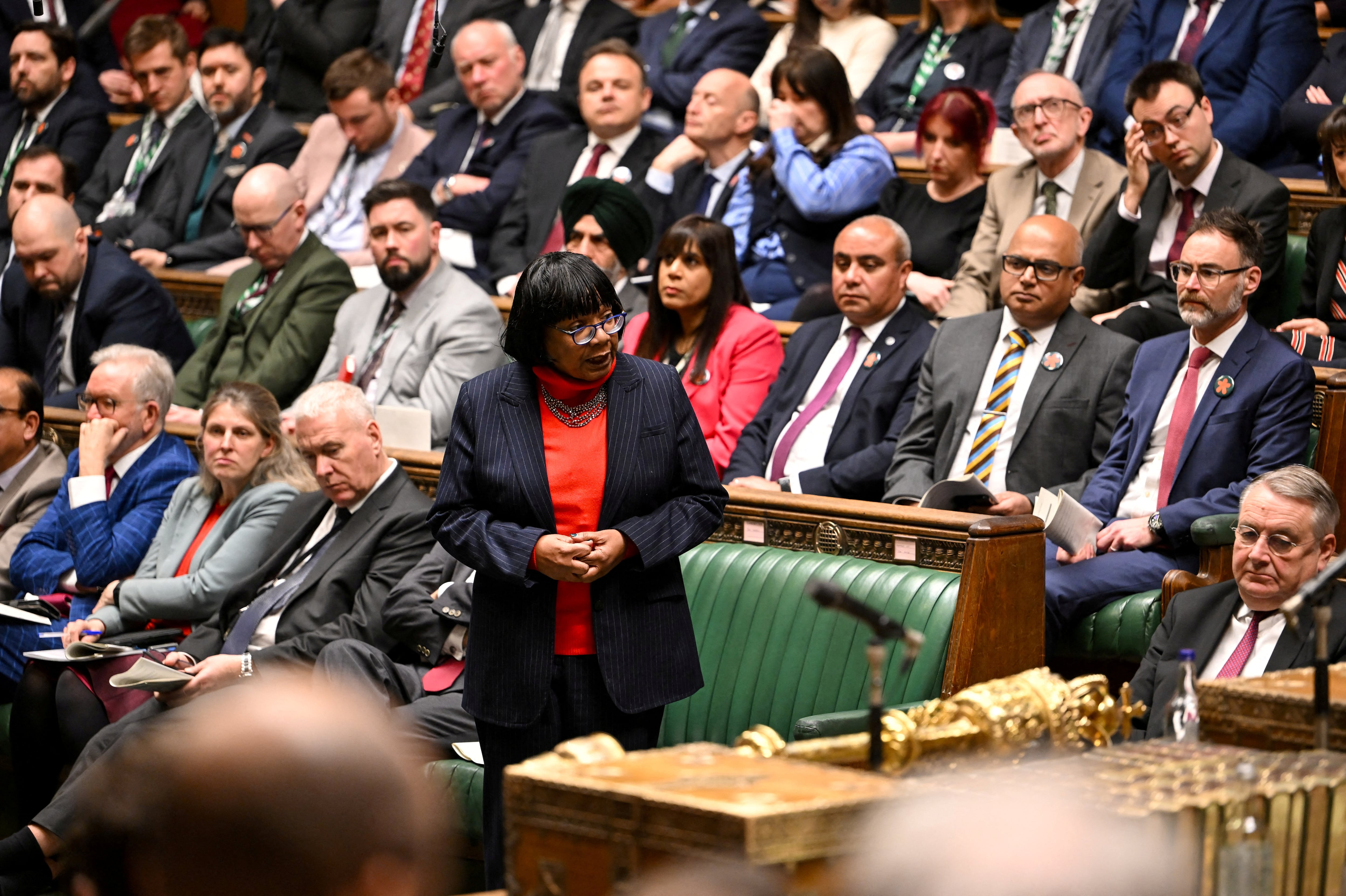 La diputada laborista Diane Abbott, otra de las vetadas por Israel, durante una sesión de preguntas al primer ministro en la Cámara de los Comunes, en marzo pasado (House of Commons/Handout via REUTERS)