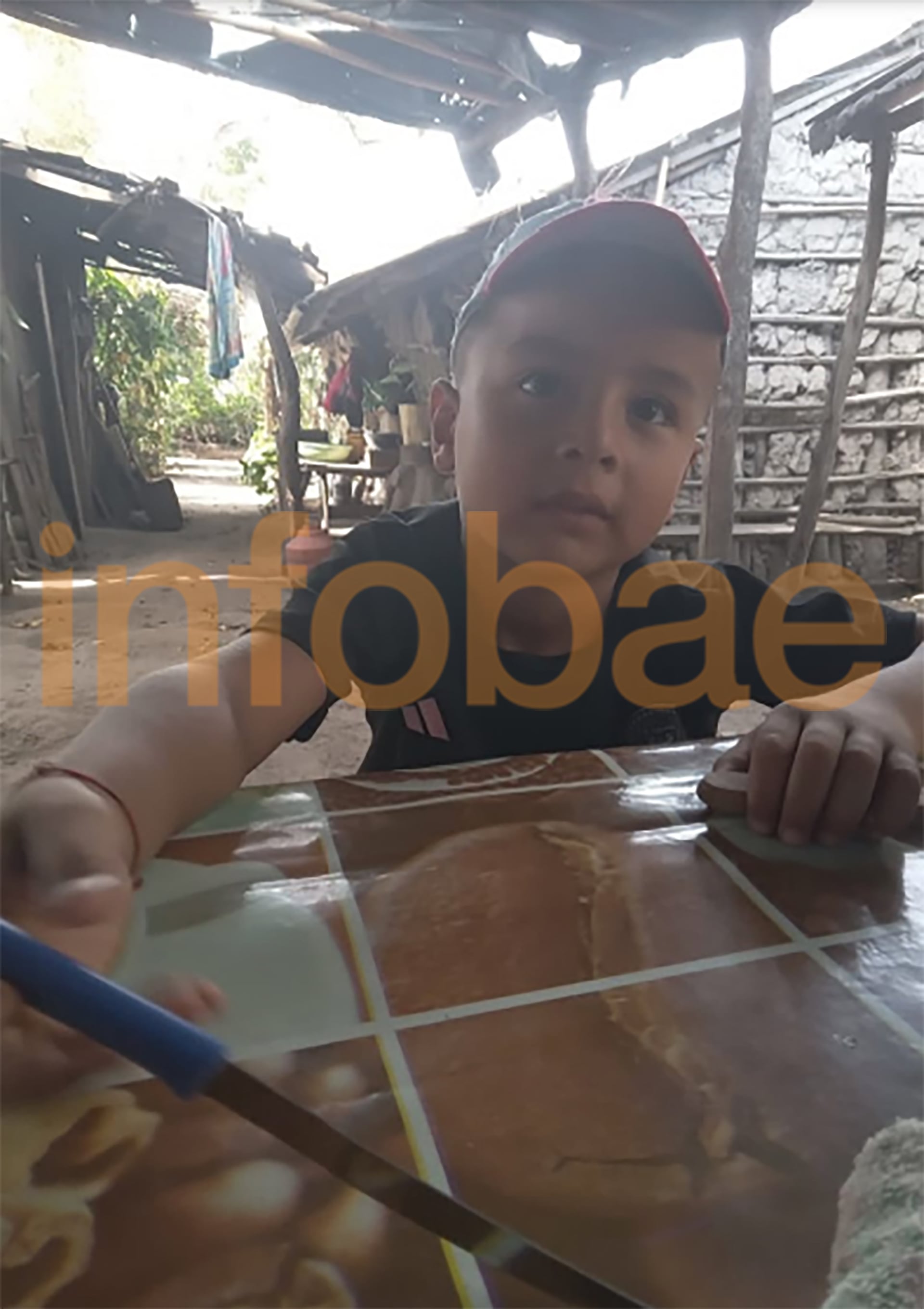 La foto de Loan con los cubiertos, la última que le tomaron con vida