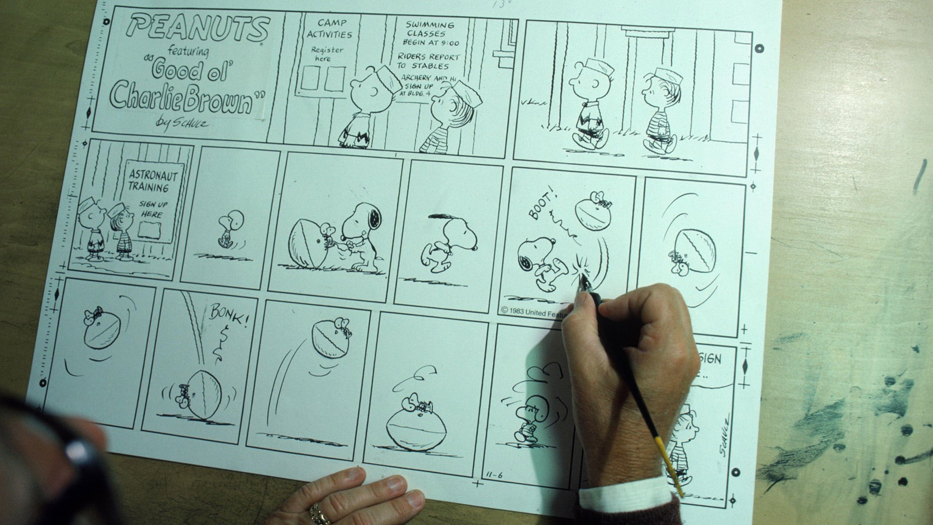 Charles Schulz dibuja una de las entregas de Peanuts