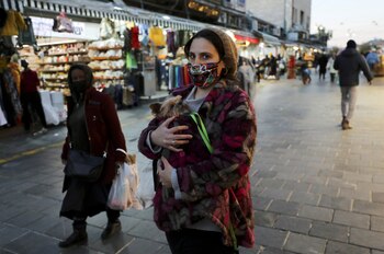 Una mujer en una calle
