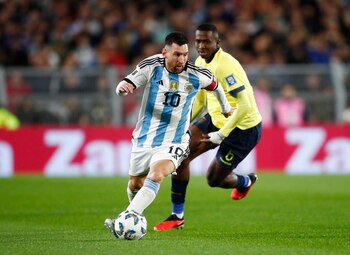 Lionel Messi de Argentina y William Pacho de Ecuador en el último partido disputado en el estadio Más Monumental - crédito Agustin Marcarian / REUTERS