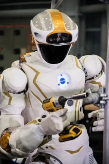 Valkyrie con un taladro para