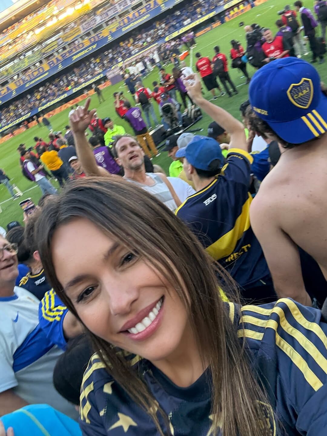 La conductora vivió el partido desde la platea, rodeada de hinchas xeneizes