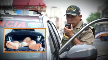 Un policía peruano comunicándose con