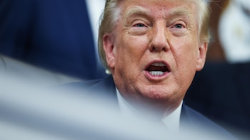Un manifestante es golpeado por asistentes a un acto de Trump tras pedir la publicación de los archivos de Epstein