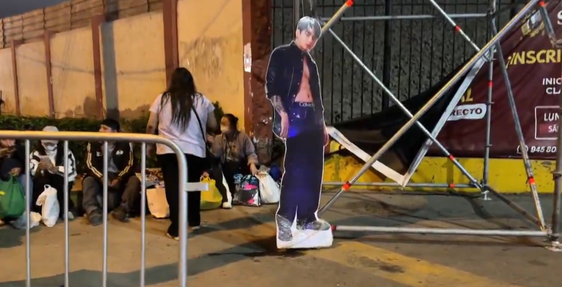 ARMY sin entrada para BTS en Lima no se rinde: puente cubierto, Army Bus y las reacciones que causaron furor. Captura: X.