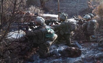 Tropas de las Fuerzas de Defensa de Israel operan en el sur del Líbano en una imagen publicada el 29 de octubre de 2024. (Fuerzas de Defensa de Israel)