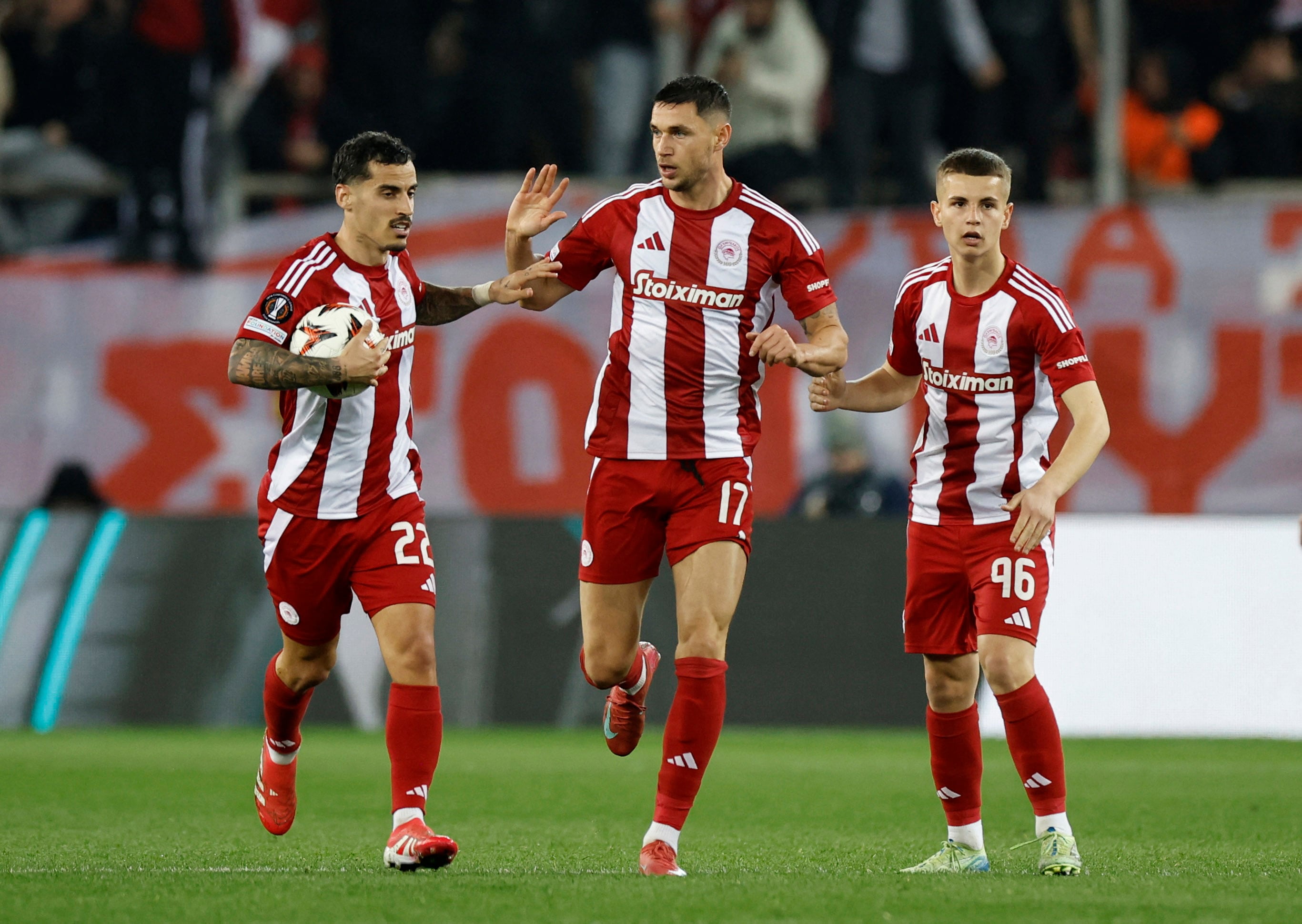 Clayton y Roman Yaremchuk compiten con Armando González por el puesto de centrodelantero en Olympiacos mientras se espera el diagnóstico de El Kaabi. REUTERS/Louiza Vradi