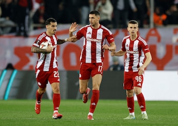 Clayton y Roman Yaremchuk compiten con Armando González por el puesto de centrodelantero en Olympiacos mientras se espera el diagnóstico de El Kaabi. REUTERS/Louiza Vradi