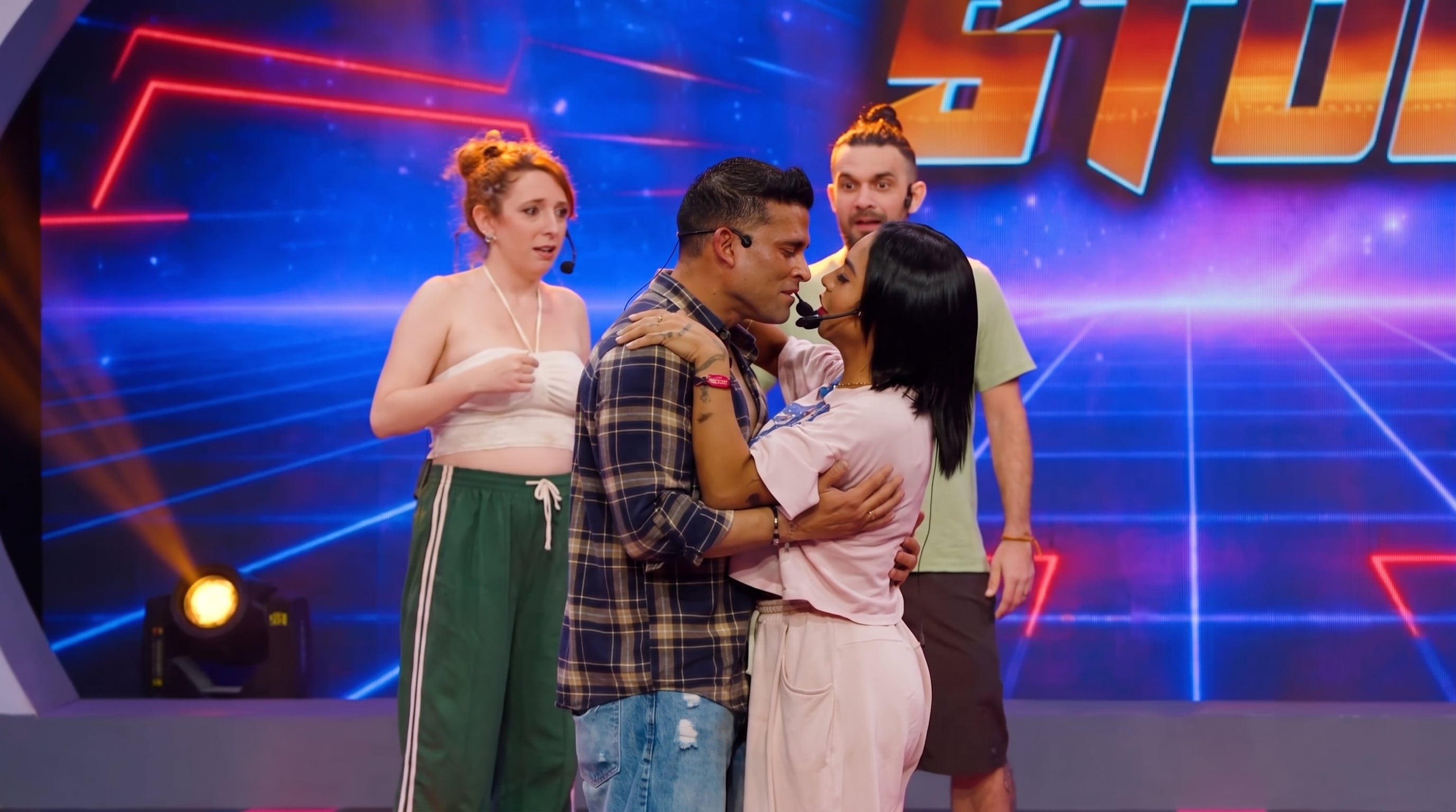 Dayanita sorprende a Christian Domínguez con inesperado beso y le pide a Karla Tarazona que no se moleste: “Lo siento”
