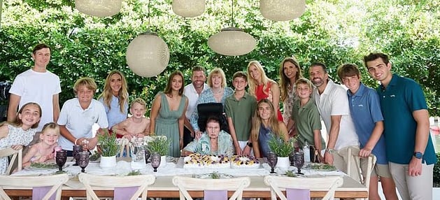 Marie Zelníková, madre de la fallecida Ivana Trump, ha cumplido 100 años, y la familia Trump se reunió para celebrar este acontecimiento.